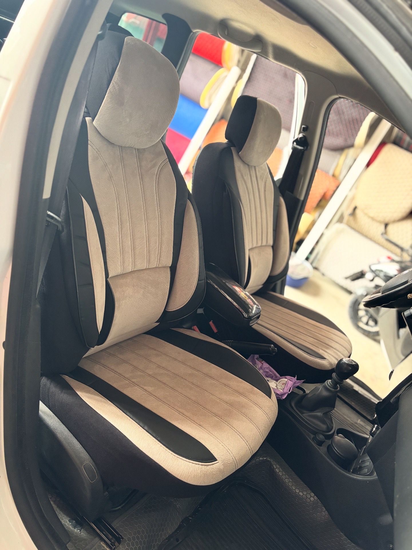 Ön koltuk bej ve siyah tasarım