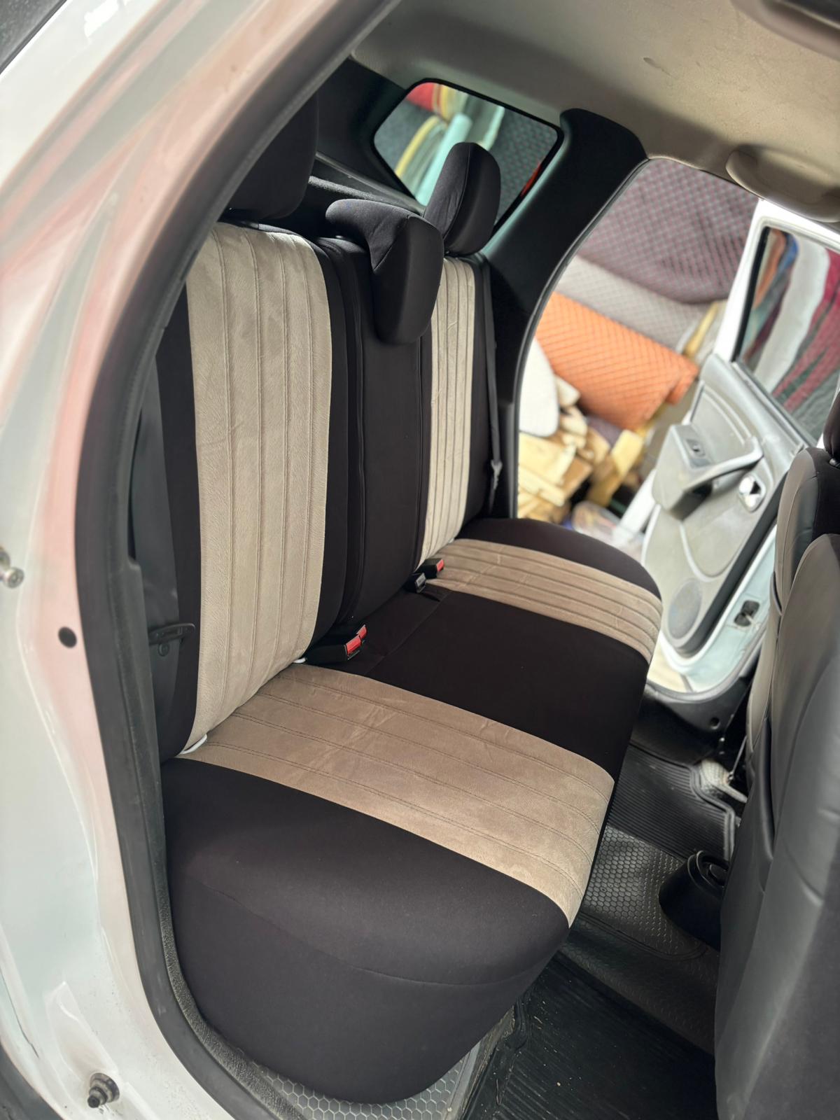 Arka koltuk bej ve siyah tasarım